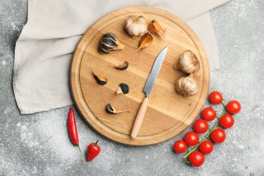 Masada siyah sarımsaklı kompozisyon