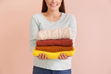 Temiz çamaşırları olan genç bir kadın.