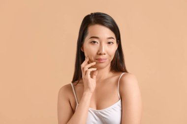 Renkli, sağlıklı cilde sahip güzel bir Asyalı kadın.