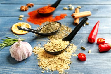 Ahşap arka planda çok farklı baharatlar var.