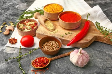 Grunge arka planında çok farklı baharatlar