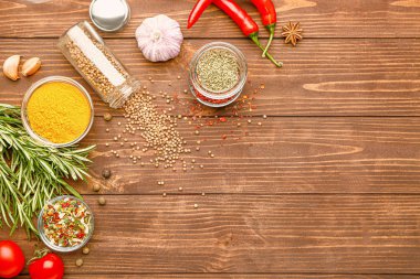 Ahşap arka planda çok farklı baharatlar var.
