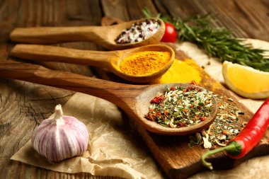 Ahşap arka planda çok farklı baharatlar var.