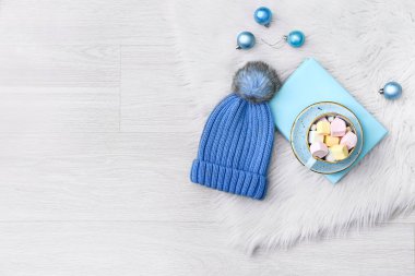 Açık arkaplanda sıcak çikolata ile güzel bir Noel kompozisyonu