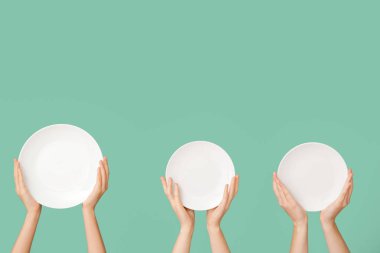 Renk arkaplanında temiz plakalı eller