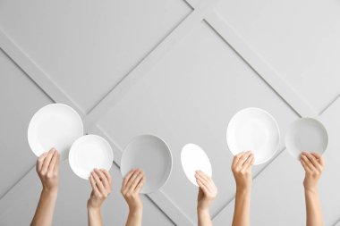 Açık arkaplanda temiz plakalı eller