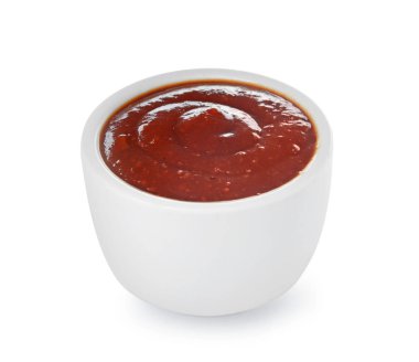 Beyaz arka planda lezzetli barbekü soslu kase.
