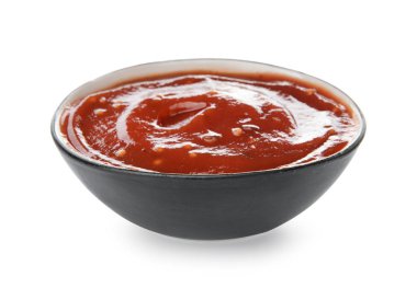 Beyaz arka planda lezzetli barbekü soslu kase.