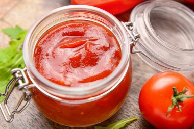 Masada lezzetli barbekü soslu kavanoz.