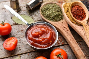 Lezzetli barbekü sosu ve baharatlar masada.