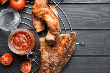 Lezzetli barbekü soslu kompozisyon ve masada et.