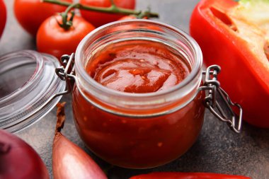 Masada lezzetli barbekü soslu kavanoz.