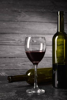 Masada şişe ve bir bardak şarap var. Alkolizm kavramı