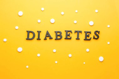 Kelime Diyabet ve renkli arka planda haplar