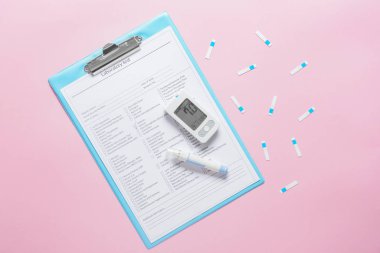 Laboratuvar testi, glukometre ve renk arkaplanlı tükenmez kalem. Diyabet kavramı