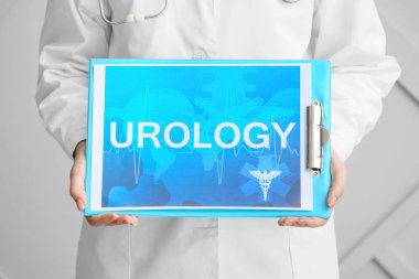 Kağıdı elinde tutan doktor UROLOGY, yakın plan
