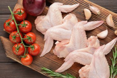 Ahşap zemin üzerinde çiğ tavuk eti olan kompozisyon