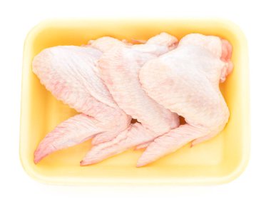 beyaz zemin üzerine çiğ tavuk kanadı