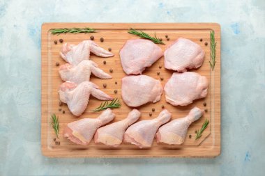 Renkli arka planda çiğ tavuk eti olan tahta