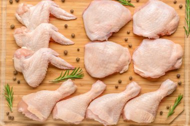 Ahşap arka planda çiğ tavuk eti