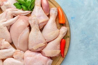 Renkli arka planda çiğ tavuk eti olan tahta