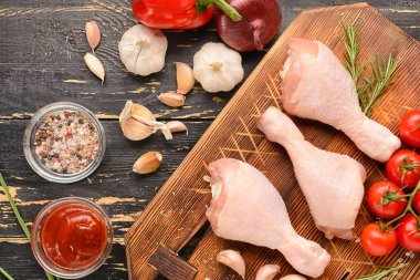 Ahşap zemin üzerinde çiğ tavuk eti olan kompozisyon