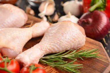 Tahtada çiğ tavuk budu, yakın plan.