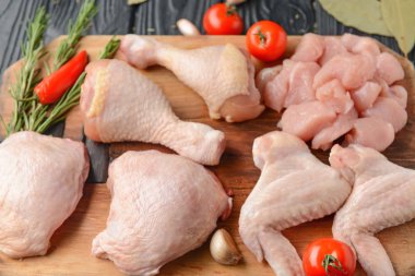 Çiğ tavuk eti ve sebzeler masada.