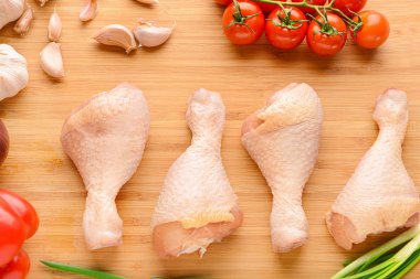 Tahtada çiğ tavuk eti ile kompozisyon