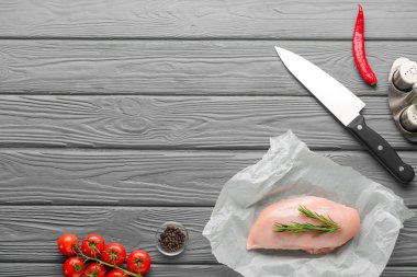 Ahşap zemin üzerinde çiğ tavuk eti olan kompozisyon