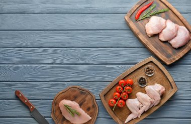 Ahşap zemin üzerinde çiğ tavuk eti olan kompozisyon