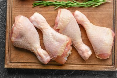 Tahtada çiğ tavuk budu.