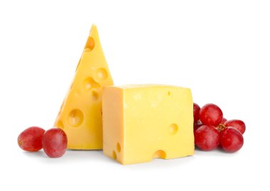 Beyaz arka planda üzümlü lezzetli peynir.