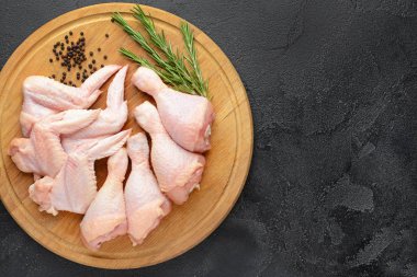 Koyu arkaplanda çiğ tavuk eti ile kompozisyon