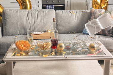 Yeni yıl partisinden sonra odada korkunç bir dağınıklık olan masa.