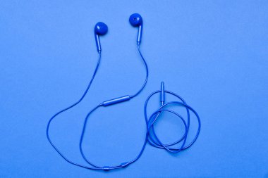 Renkli arka planda mavi kulaklıklar