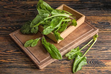 Tahta masada taze yeşil ıspanak.