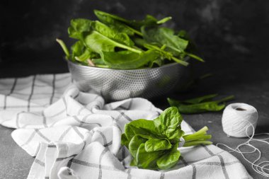 Masada taze yeşil ıspanak.