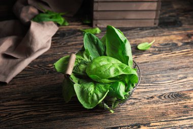 Masada taze ıspanaklı sepet.