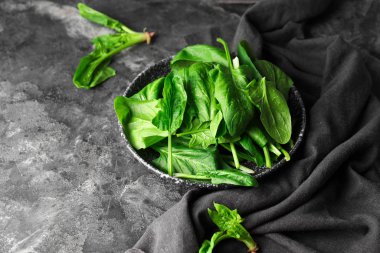 Tabakta taze yeşil ıspanak var.