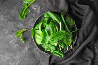 Tabakta taze yeşil ıspanak var.