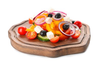 Beyaz arka planda taze Yunan salatası olan pano