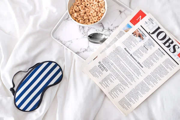 Máscara para dormir con desayuno y periódico en la cama —  Fotos de Stock