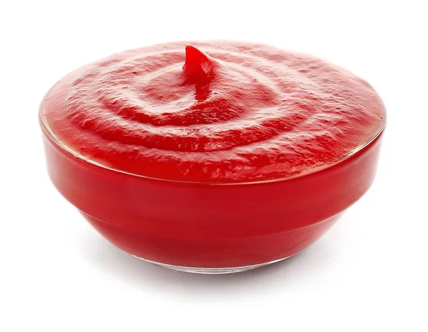 Чаша с вкусным томатным соусом на белом фоне — стоковое фото