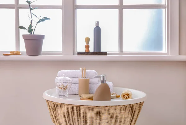 Kosmetik perawatan tubuh dengan aksesoris di atas meja di kamar mandi — Stok Foto