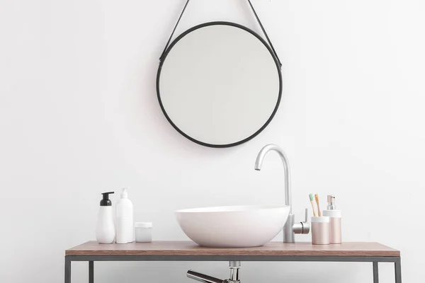 Testápolási kozmetikumok tartozékok közelében mosogató a fürdőszobában — Stock Fotó