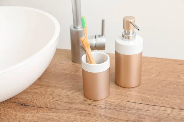 Sabun dengan sikat gigi dekat wastafel di kamar mandi — Stok Foto