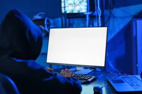 在黑暗的房间里使用电脑的职业黑客 — 图库照片