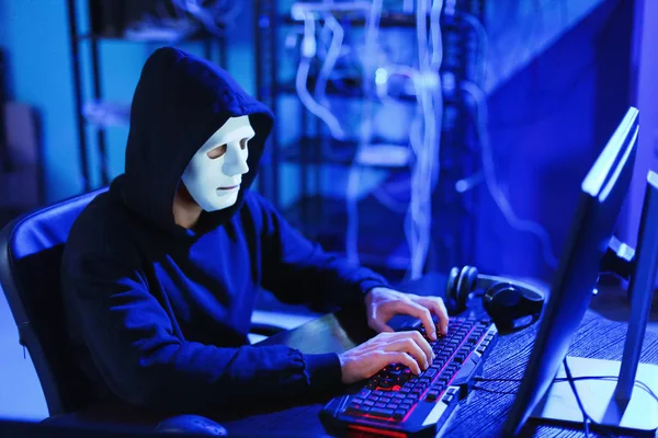 Hacker profissional usando o computador no quarto escuro — Fotografia de Stock