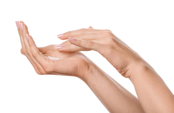 Mujer joven aplicando crema de manos sobre fondo blanco — Foto de Stock